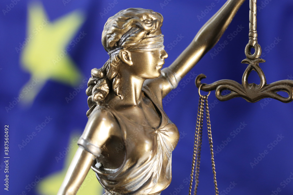 Symbolbild: Justitia vor einer Europa-Flagge Symbolbild: Justitia vor einer Europa-Flagge