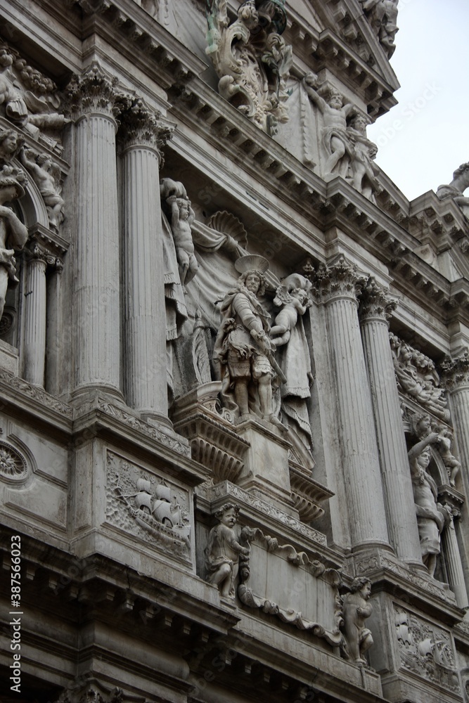 Fotografie von der atemberaubenden Architektur des Markusplatzes in Venedig