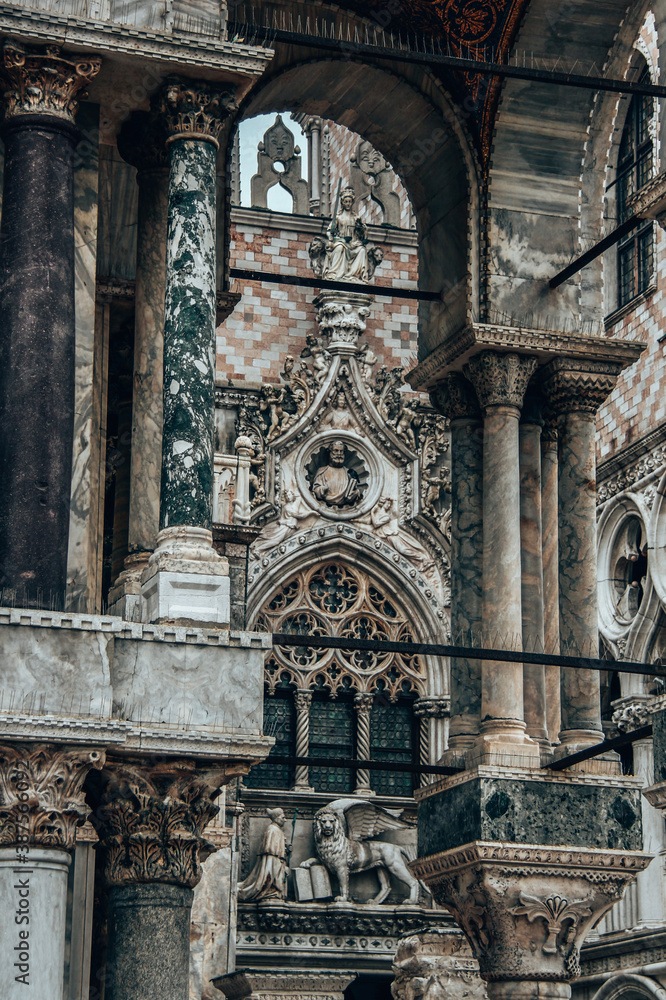 Fotografie von der atemberaubenden Architektur des Markusplatzes in Venedig