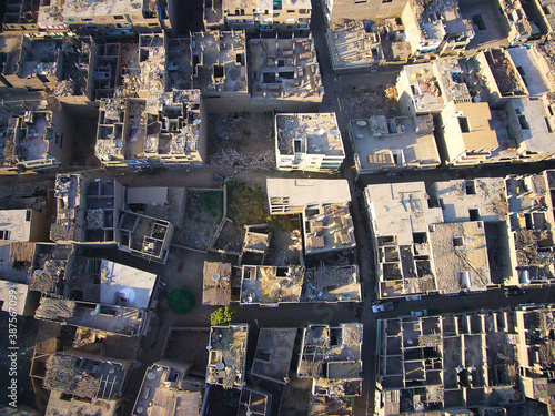 Vistas aereas de los techos inacabados de la ciudad de luxor en egipto, sobrevolandola con globo aerostatico