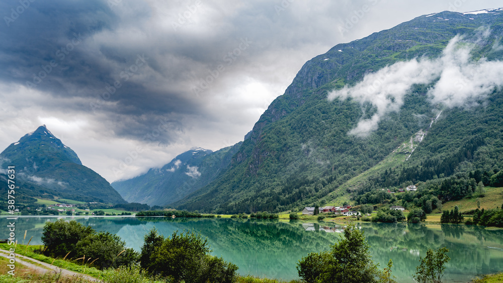 Montañas y lagos Noruega