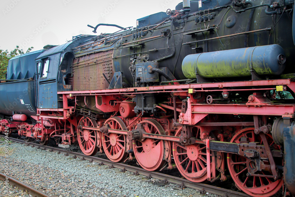 Details von einer Dampflok aus einer Epoche in der noch mit Steinkohle gefeuert wurde.
