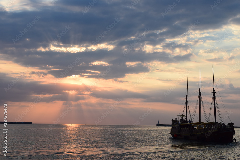 Fototapeta premium sailboat at sunset