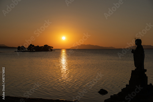 宍道湖-嫁ヶ島と袖師地蔵の夕景