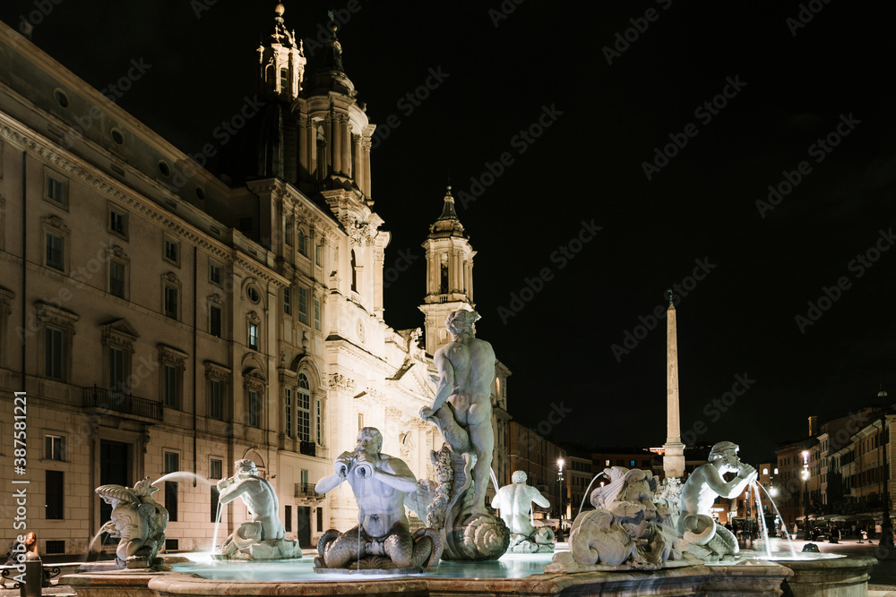 Fototapeta premium Empty Trevi fountain at night