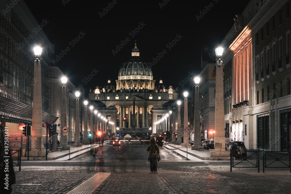 Roma di notte durante una passeggiata al Vaticano