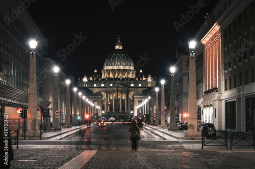 Roma di notte durante una passeggiata al Vaticano © GuidoIommarini Stock