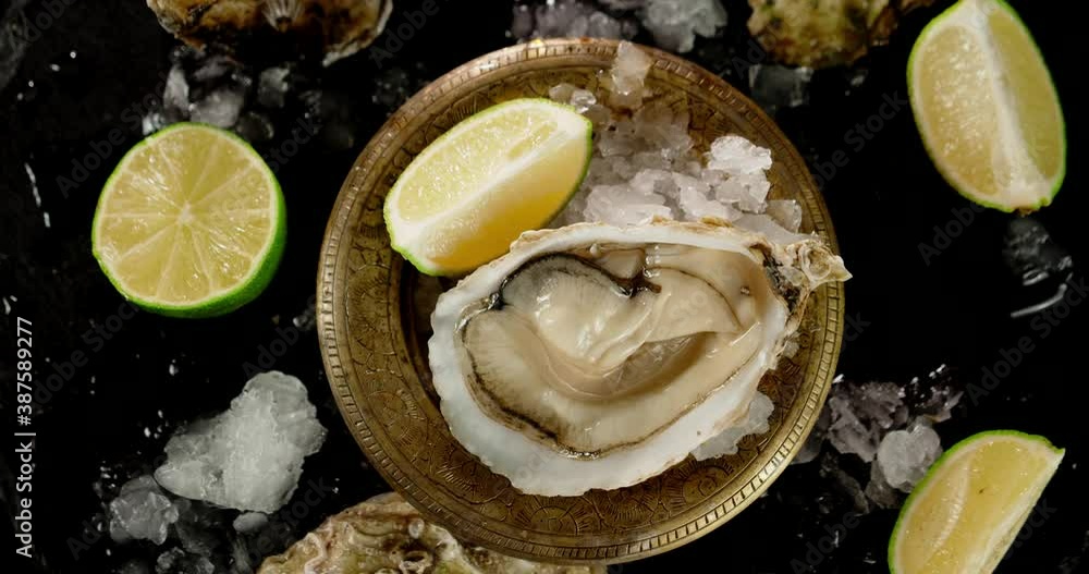 The oysters in the plate with pieces of lime rotate. The oysters in the plate with pieces of lime rotate.