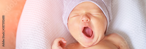 Cuadro en lienzo Tiny newborn in first hat