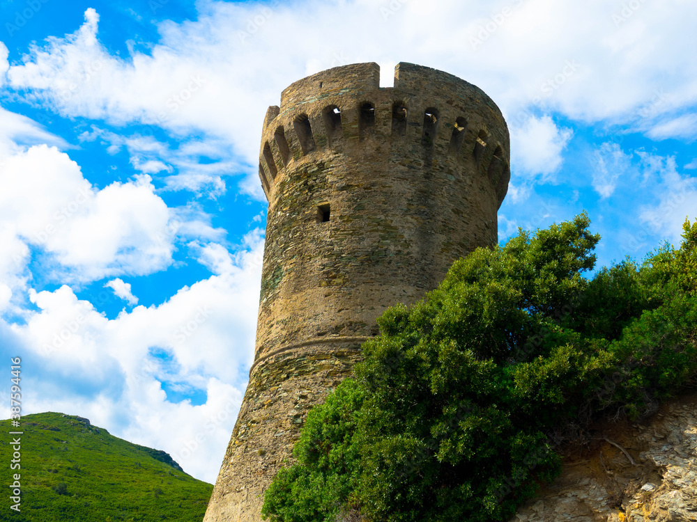 Alter Wachturm von Losse, ein genuesischer Turm in der Gemeinde Cagnano entlang der Straße der Ostküste des Cap Corse, Haut-Corse Korsika Alter Wachturm von Losse, ein genuesischer Turm in der Gemeinde Cagnano entlang der Straße der Ostküste des Cap Corse, Haut-Corse Korsika