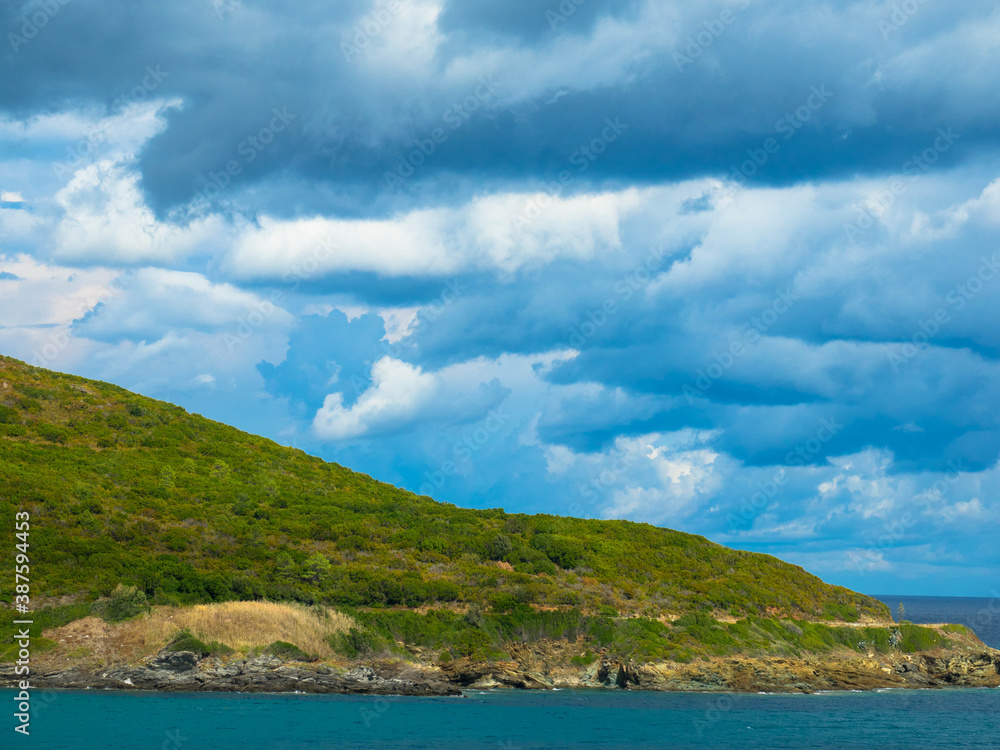 Panoramaansicht von der Küste Cap Corse,  Mittelmeerküste mit dramatischem Himmel. Platz für Text, Korsika Frankreich