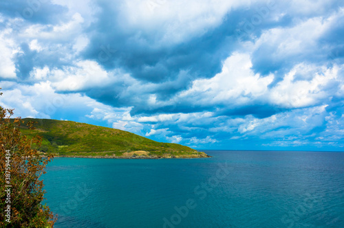 Panoramaansicht von der Küste Cap Corse, Mittelmeerküste mit dramatischem Himmel. Platz für Text, Korsika Frankreich