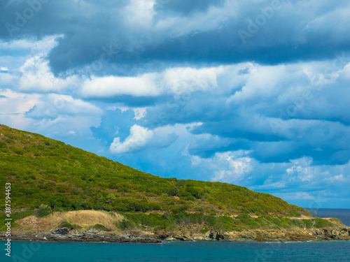 Panoramaansicht von der K  ste Cap Corse   Mittelmeerk  ste mit dramatischem Himmel. Platz f  r Text  Korsika Frankreich