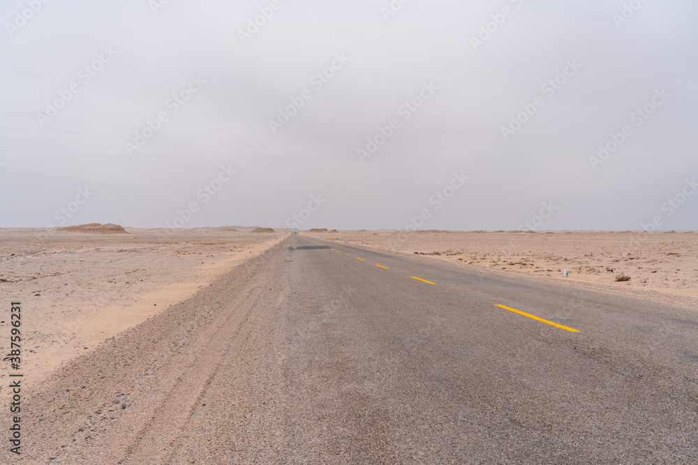 Naklejka premium road in desert to no where