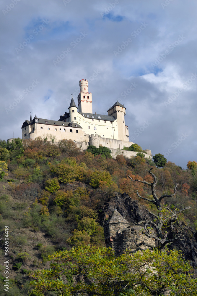 Die Deutsche Burg Marksburg oberhalb von Braubach am Rhein im Welterbe Oberes Mittelrheintal - Stockfoto