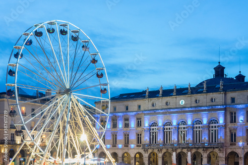 Grande roue sur la place de la mairie à Bayonne photo