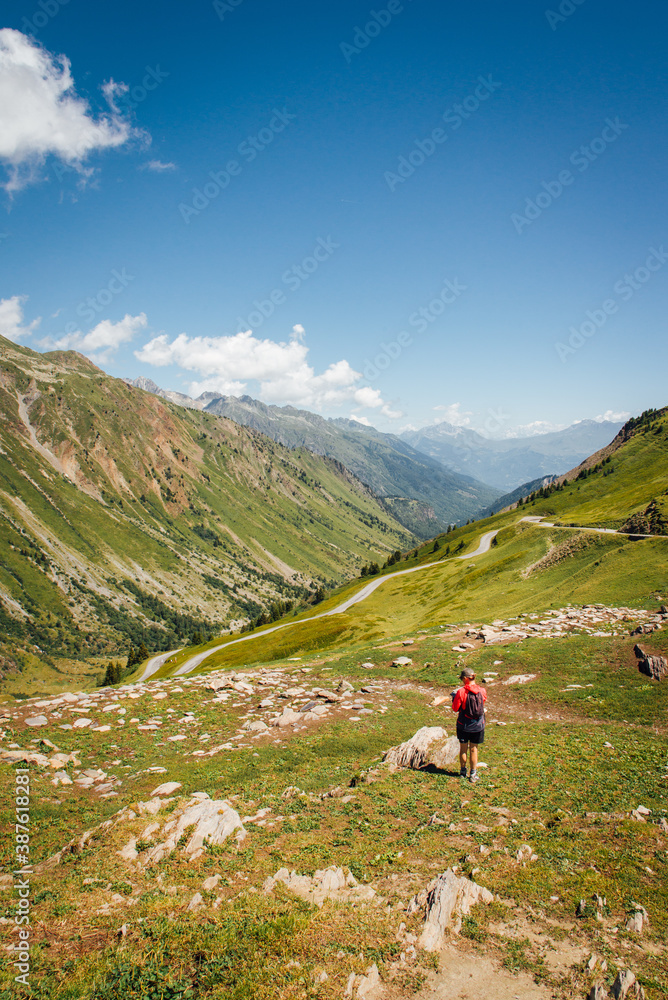 un randonneur marchant dans les Alpes. Un randonneur dans les montagnes en été.