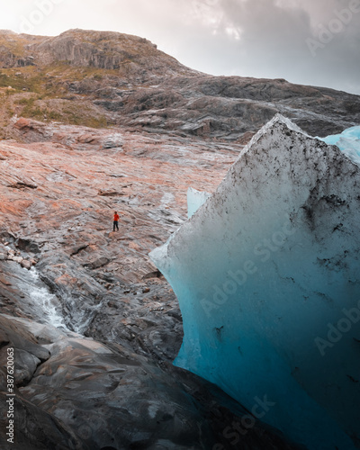 Quadro em tela Man next to a glacier in Norway
