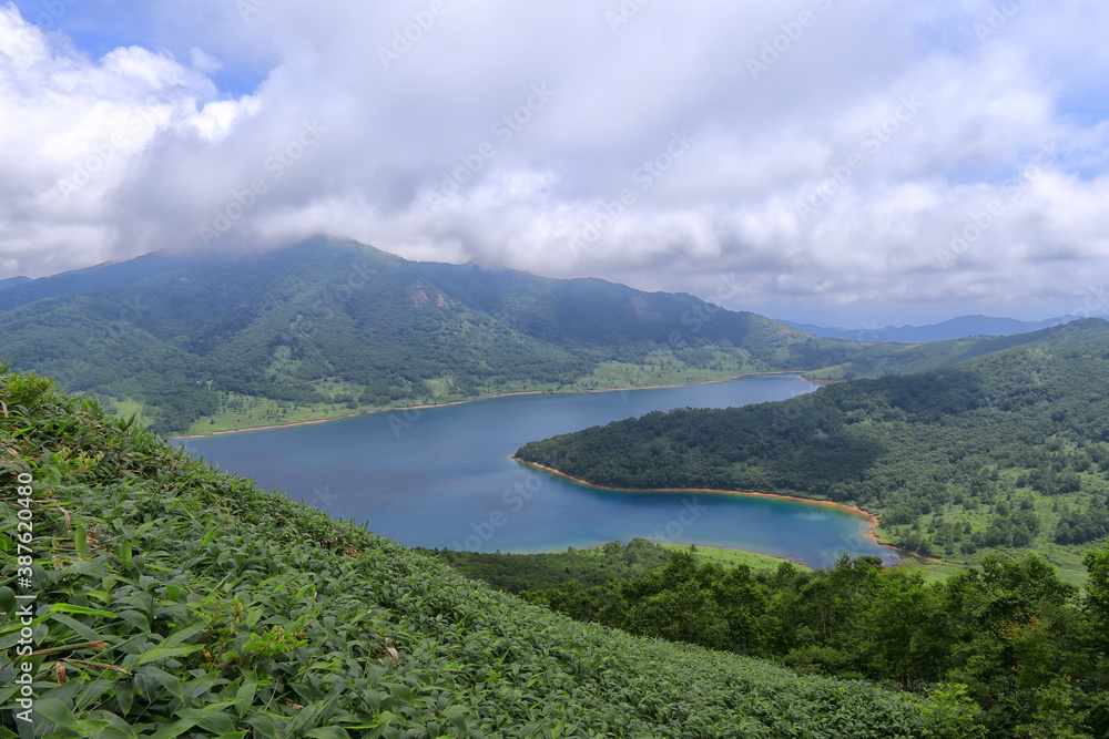 野反湖を見下ろしながらの稜線歩き 野反湖を見下ろしながらの稜線歩き