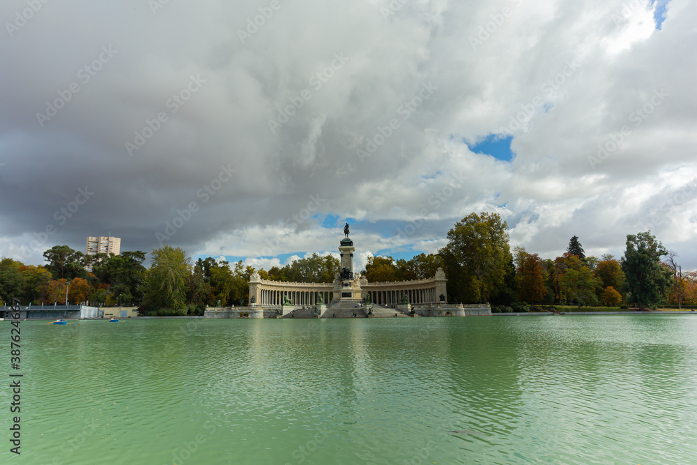 Fototapeta premium Monument of Alfonso XII in the Retiro Park in Madrid