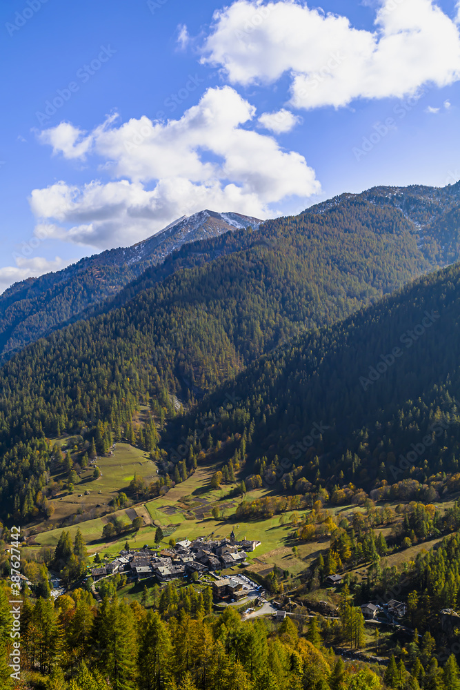 Obraz premium Bellino, un piccolo borgo montano in alta Valle Varaita, in provincia di Cuneo, nel sud del Piemonte
