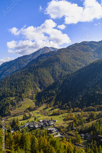 Bellino, un piccolo borgo montano in alta Valle Varaita, in provincia di Cuneo, nel sud del Piemonte