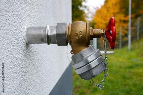 Wasseranschluss mit C-Kupplung an einer Hauswand photo