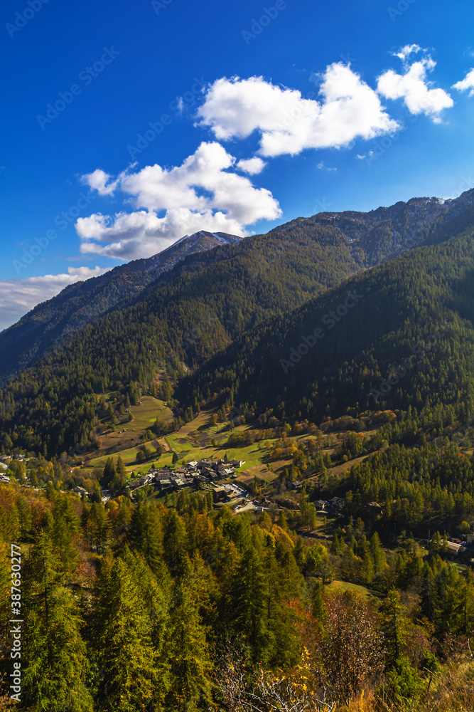 Bellino, un piccolo borgo montano in alta Valle Varaita, in provincia di Cuneo, nel sud del Piemonte