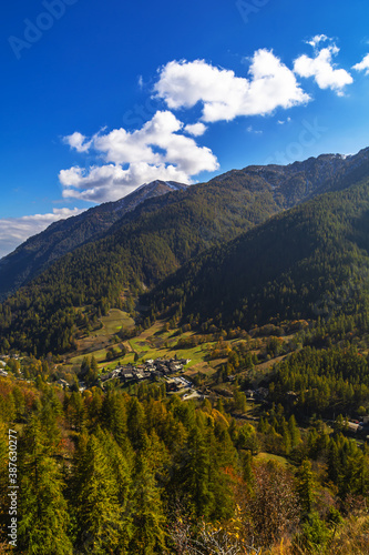 Bellino, un piccolo borgo montano in alta Valle Varaita, in provincia di Cuneo, nel sud del Piemonte