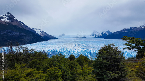 Vista en altura de la extensión del glaciar natural Perito Moreno ubicado en el sur de la Patagonia Argentina. Vista única. Belleza natural. Experiencia increible.