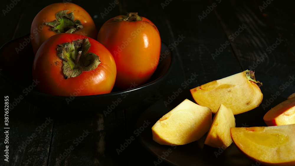 caqui fruta tropical propia del otoño, sabrosa y llena de vitaminas
caqui fruta tropical propia del otoño, sabrosa y llena de vitaminas