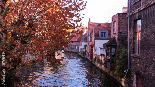 Vista de las casas junto a un canal en un día de otono. Brujas, Belgica 