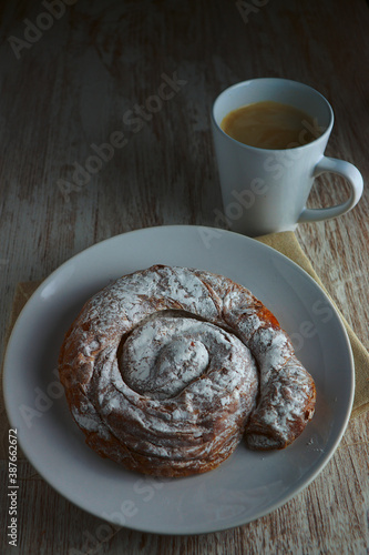 Ensaimada pastel típico mallorquín, que se toma a menudo con el desayuno   photo