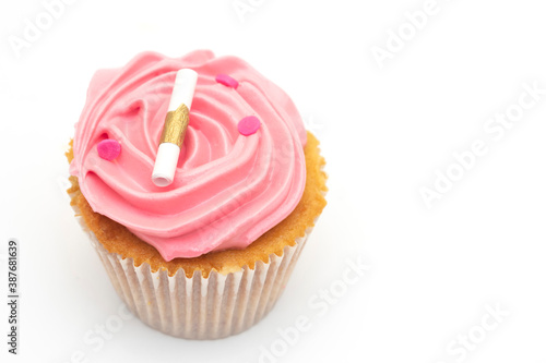 Deliciosos Cupcake de colores y sabores diferentes con fondo blanco