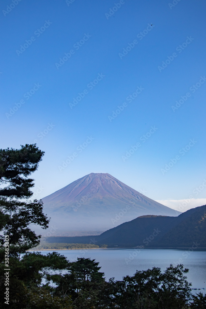 千円札のモデルの本栖湖と富士山