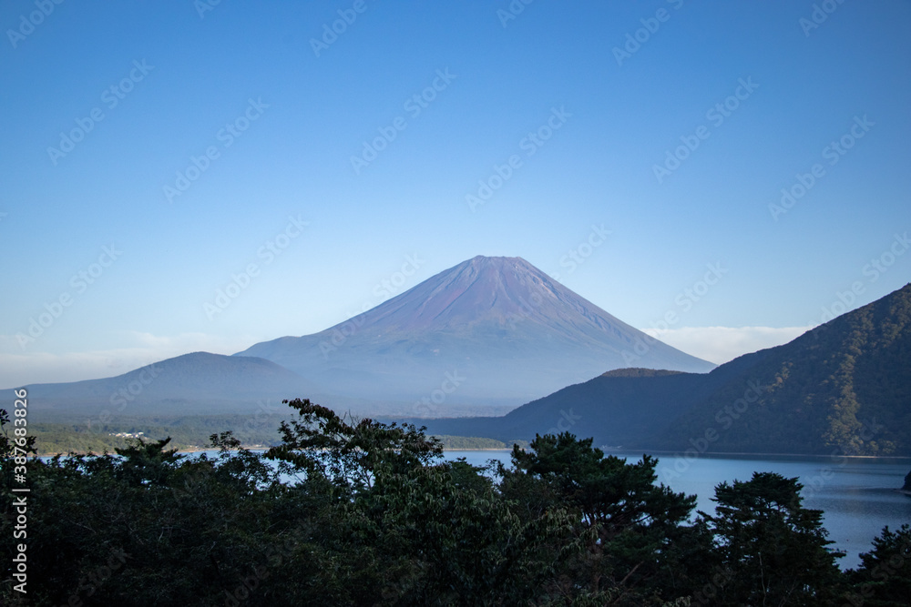 千円札のモデルの本栖湖と富士山