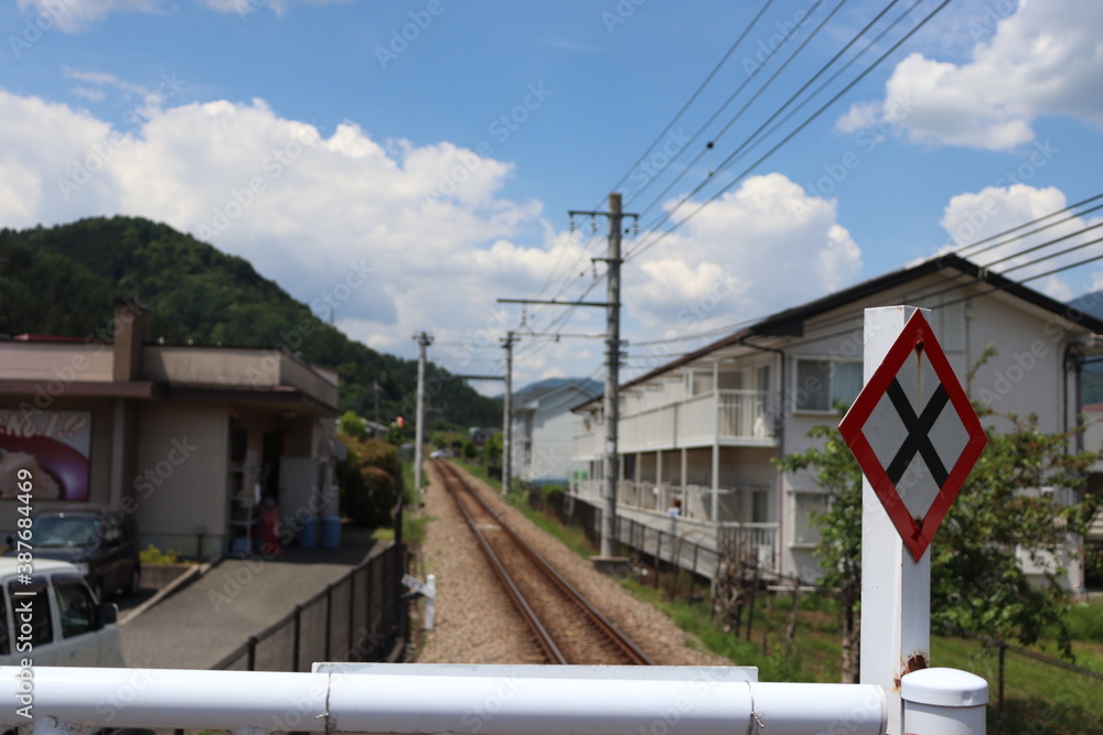 Obraz premium ローカル線な富士急行線の単線と先へ続く谷