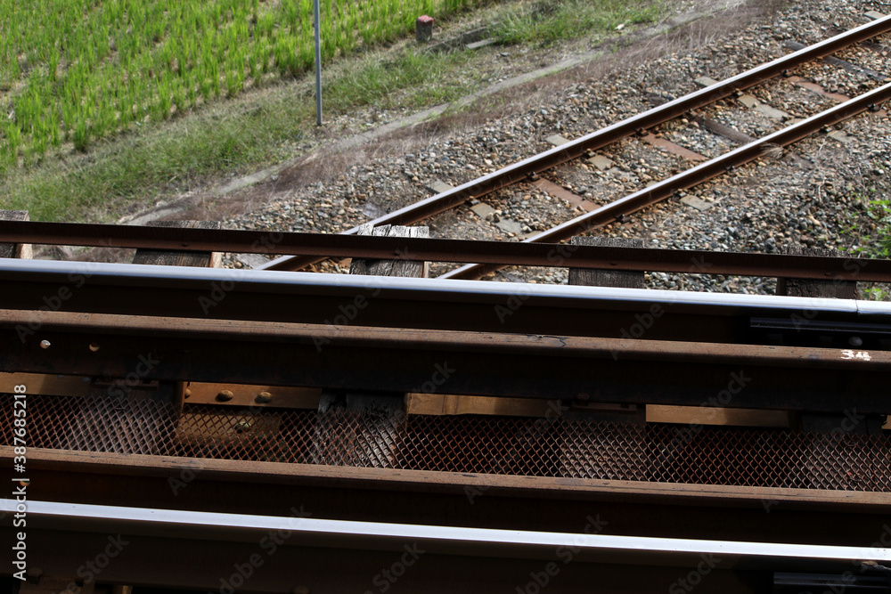 Fototapeta premium 上下に交差する電車のレール