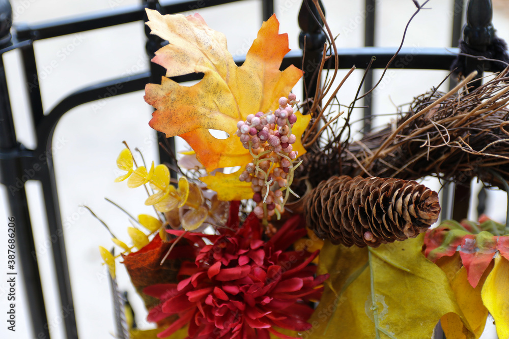 Naklejka premium Fall and autumn harvest flowers and pine cones