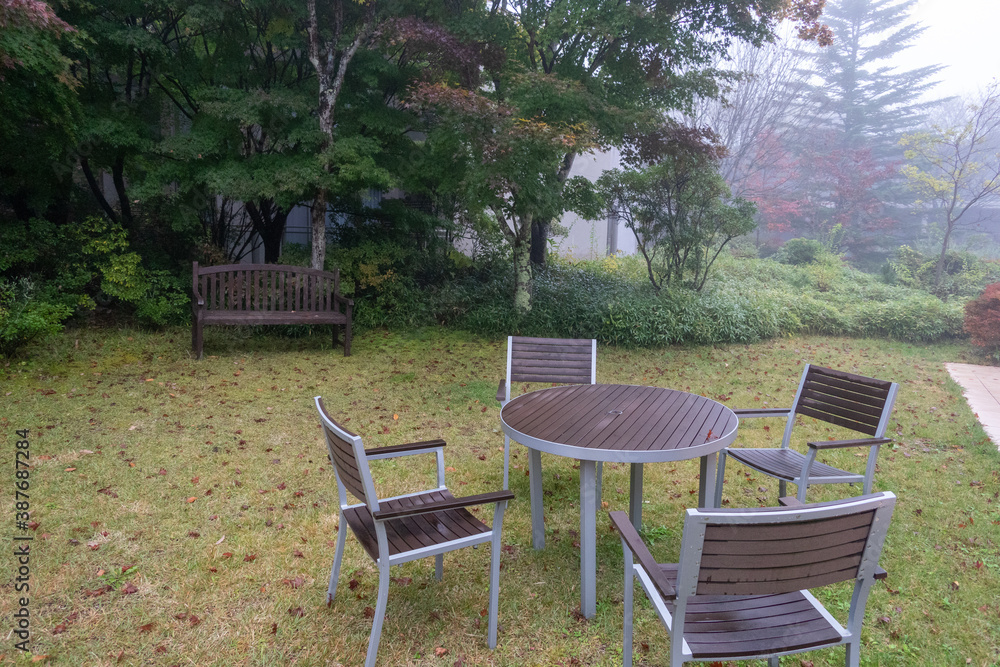 秋　霧の高原リゾート イメージ　（ガーデンテーブルとチェアー）　foggy garden at   autumn　resort　