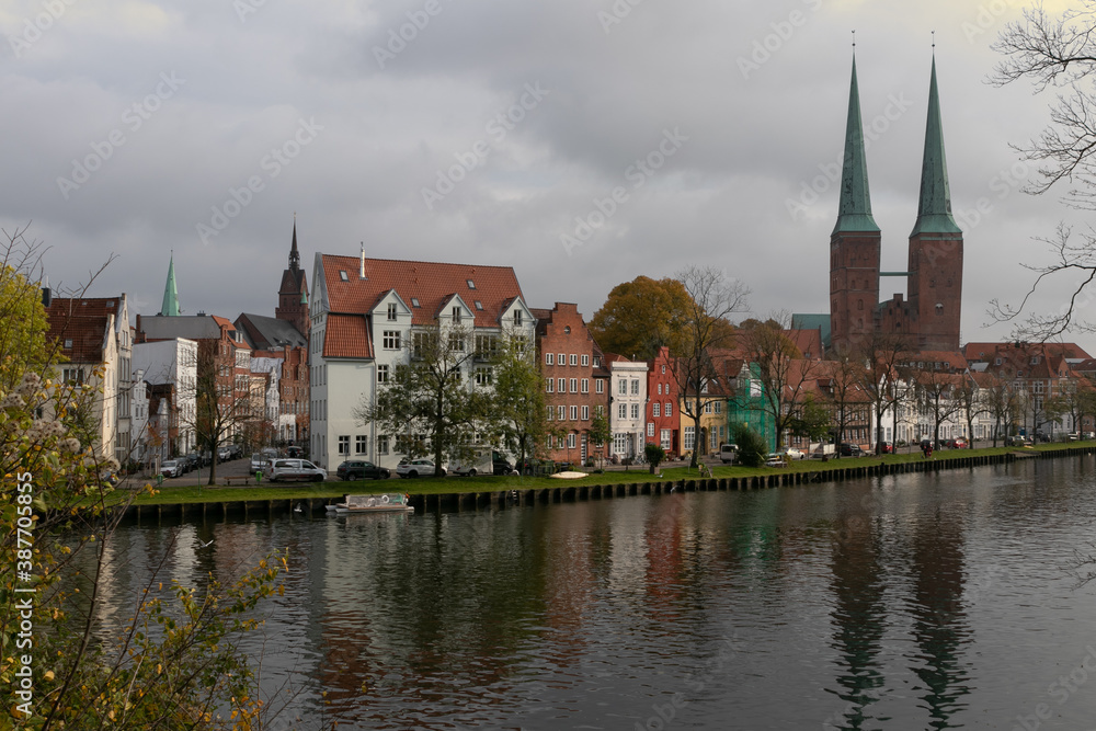 Blick über die Trave auf den Dom zu Lübeck
