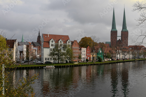 Blick über die Trave auf den Dom zu Lübeck