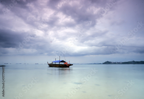 Fototapeta Naklejka Na Ścianę i Meble -  boat on the sea with cloudy