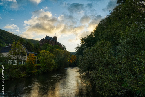 Rur und historische Burg in Heimbach bei Sonnenaufgang