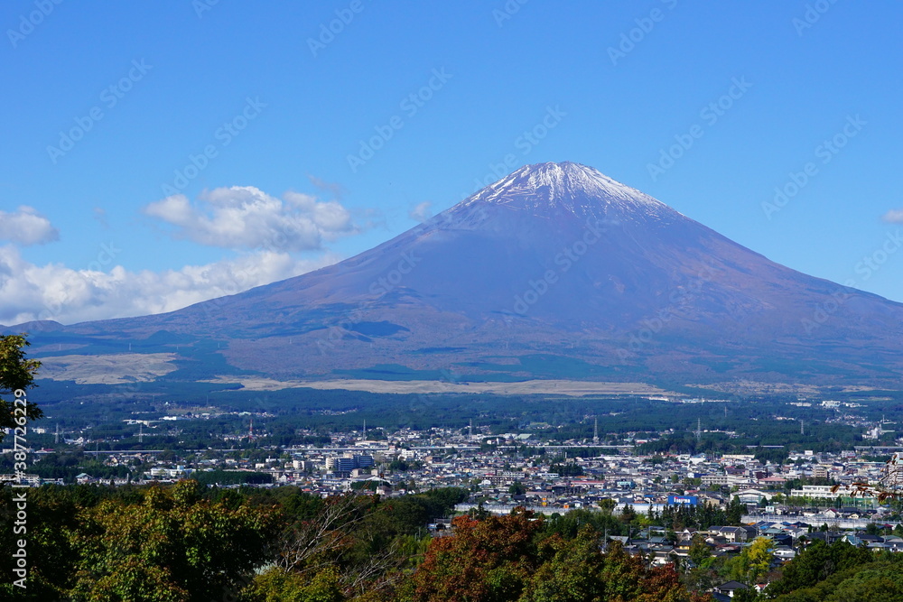御殿場から見た富士山と御殿場の市街地