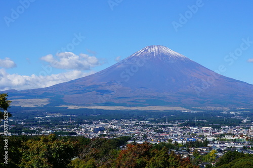 御殿場から見た富士山と御殿場の市街地