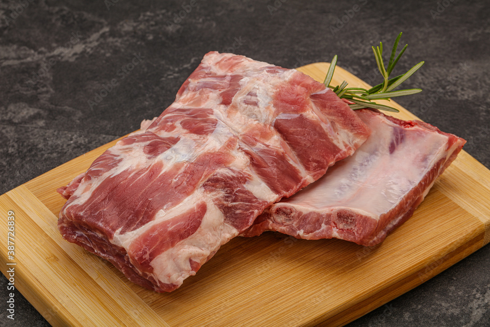 Fototapeta premium Raw pork ribs served rosemary