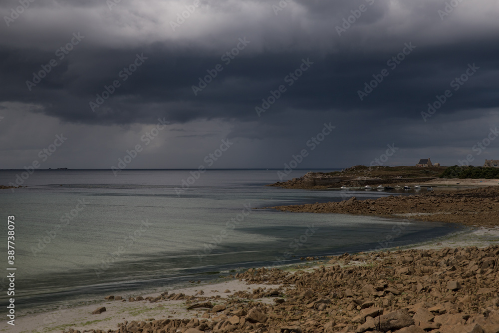 Orage ou grosse averse sur la plage avec des nuages noirs Orage ou grosse averse sur la plage avec des nuages noirs
