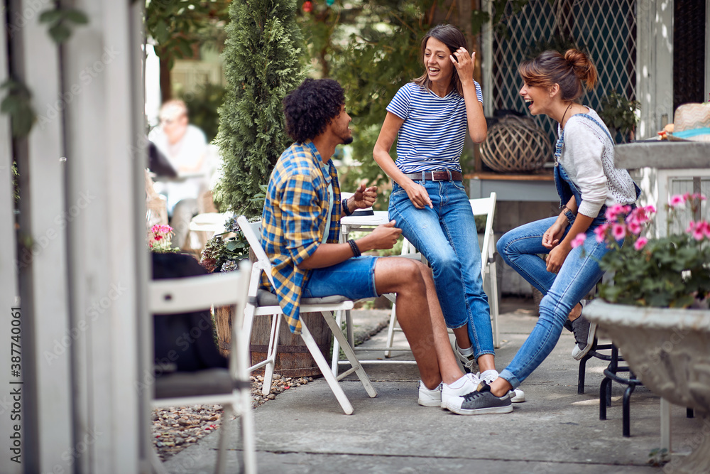 Obraz premium Cheerful friends chatting at the bar's backyard. Quality friendship time together