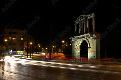 Luces de coches pasando frente a la Puerta de Adriano en Atenas